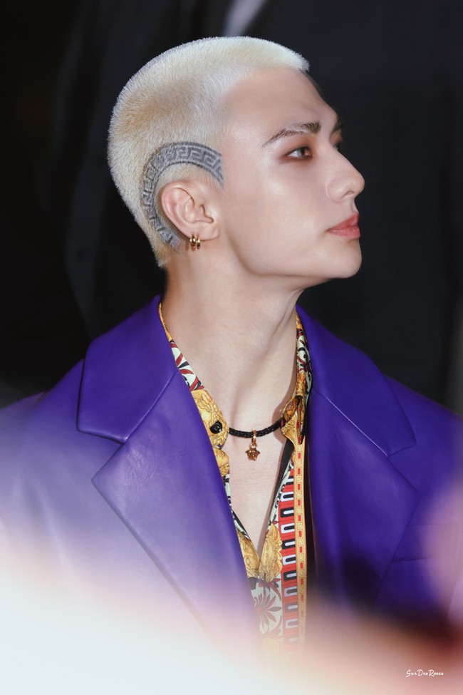 Tak sedikit penggemar Hyunjin Stray Kids yang pangling dengan dandanannya. Penyanyi 24 tahun itu mengingatkan penggemar dengan karakter antagonis dalam DC Universe dan film Batman, Joker. Foto: dok. Instagram @versace