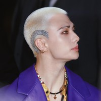 Tak sedikit penggemar Hyunjin Stray Kids yang pangling dengan dandanannya. Penyanyi 24 tahun itu mengingatkan penggemar dengan karakter antagonis dalam DC Universe dan film Batman, Joker. Foto: dok. Instagram @versace