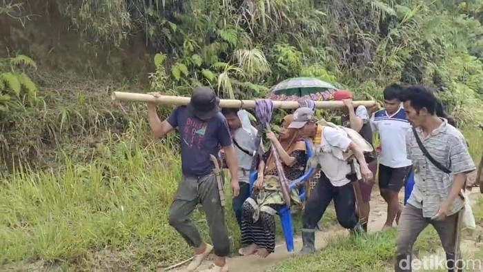 Ibu hamil hendak melahirkan di Polman ditandu warga sejauh 20 Km gegara jalan rusak.