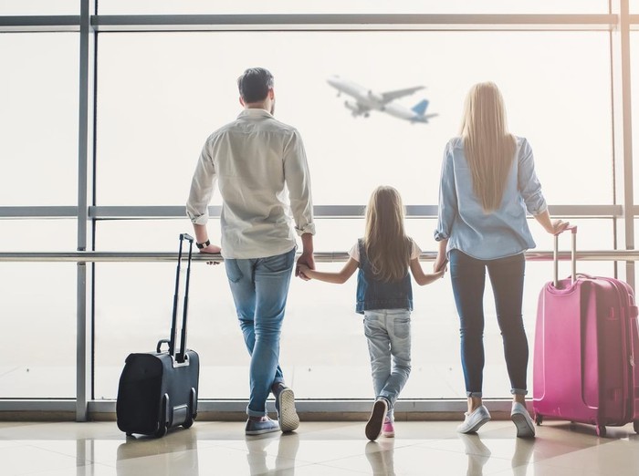 ilustrasi keluarga di bandara