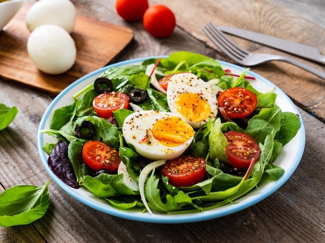 Breakfast - boiled egg and vegetables