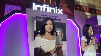 Durabilitas semakin diperkuat dengan sertifikasi IP64, menjadikannya lebih tahan debu dan cipratan air untuk penggunaan sehari-hari. Teknologi Wet & Greasy Touch menjaga layar tetap responsif, bahkan saat tangan basah atau berminyak. TÜV Drop Certification menegaskan ketahanan struktural Note 50 Series, memberikan perlindungan lebih baik dari benturan dan jatuh. Foto: Adi Fida Rahman/detikINET