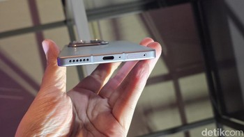 Baterai berkapasitas 5200 mAh dengan teknologi 90W Fast Charging dan 30W Wireless MagCharge memastikan daya tahan yang lama dan pengisian daya yang cepat. Infinix menyertakan dual speaker yang didesain khusus oleh JBL menghadirkan suara stereo yang lebih kaya, bass yang lebih dalam, dan treble yang lebih jernih. Foto: Adi Fida Rahman/detikINET