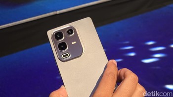 Khusus di NOTE 50 Pro, Bio-Active Halo AI Lighting menghadirkan pemantauan kesehatan secara real-time. Dengan Bio-Active Halo AI Sensor, pengguna dapat mendeteksi detak jantung dan kadar oksigen dalam darah hanya dengan satu sentuhan, memberikan informasi kesehatan yang lebih cepat dan akurat. Foto: Adi Fida Rahman/detikINET