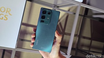 Note 50 mengusung 45W FastCharge untuk efisiensi daya optimal. Fitur 30W Wireless FastCharge tersedia di kedua model, memberikan fleksibilitas lebih bagi pengguna yang mengandalkan pengisian daya nirkabel. Foto: Adi Fida Rahman/detikINET