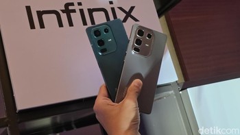 Baik Infinix Note 50 maupun Note 50 Pro dibalut dengan desain premium layaknya HP flagship. Bodinya dibuat dari bahan metal Armory Alloy yang kokoh namun tetap ringan. Foto: Adi Fida Rahman/detikINET