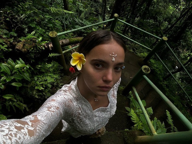 Wanita 26 tahun yang mendapat julukan “the Balinese version of Gigi Hadid” oleh Vogue ini sering menampilkan kehidupannya di Bali. Tak jarang Inka membagikan potretnya berkebaya dan mengikuti upacara adat di sana. Foto: Instagram Inka Williams