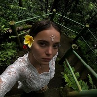 Inka Williams adalah model dan desainer kelahiran Melbourne, Australia yang tumbuh di Bali. Dilansir Intouch Weekly, Inka dan keluarga pindah ke Indonesia pada 1999. Foto: Instagram Inka Williams