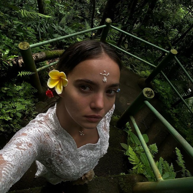 Inka Williams adalah model dan desainer kelahiran Melbourne, Australia yang tumbuh di Bali. Dilansir Intouch Weekly, Inka dan keluarga pindah ke Indonesia pada 1999. Foto: Instagram Inka Williams
