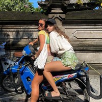 Wanita keturunan Prancis dan Australia tersebut sering menampilkan kehidupannya di Bali melalui media sosial. Tak jarang Inka membagikan potretnya berkebaya dan mengikuti upacara adat di sana. Foto: Instagram Inka Williams