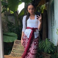 Inka pun tampak fasih berbahasa Bali. “Upacara Pura Gede 🧡 gaya sajan foto2 tapi tiang nageh bilang matur suksma ke Pererenan , kampung tiang 😂🧡 hampir 24 tahun ngoyong dini. Sube mulai gila sajan tapi selalu cinta karna hati tiang dini dari tiang lekad 😂 Suksma untuk semua memori2 nya jak proteksi ne🧡 love u,” tulisnya dalam postingan. Foto: Instagram Inka Williams