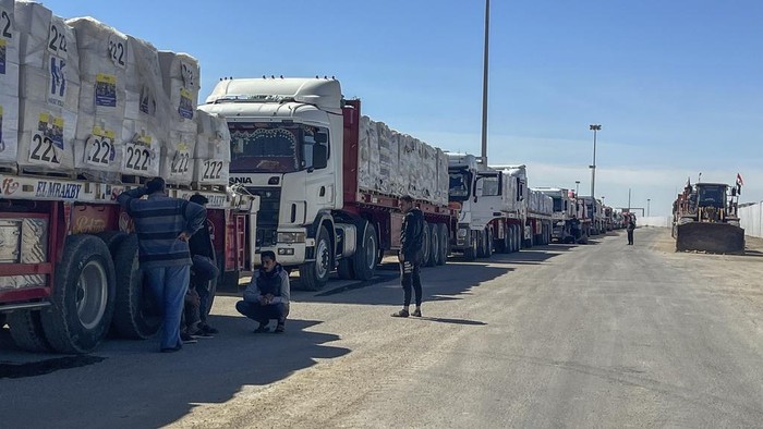 Israel Kembali Blokir Truk Bantuan Masuk ke Gaza Trucks line up at the Egyptian side of the Rafah border crossing between Egypt and the Gaza Strip after Israel blocked the entry of aid trucks into Gaza, Sunday, March 2, 2025. (AP Photo/Mohamed Arafat)
