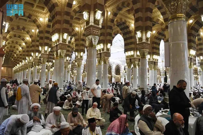 Jemaah di Masjid Nabawi, Madinah, Minggu, 2 Maret 2025