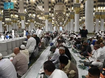 Masjid Nabawi Bagikan 227.000 Porsi Makanan Buka Puasa Per Hari