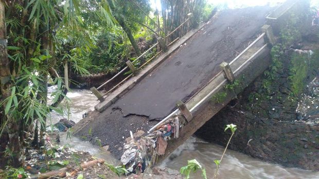 Jembatan ambruk di Desa Ciwalen, Cianjur