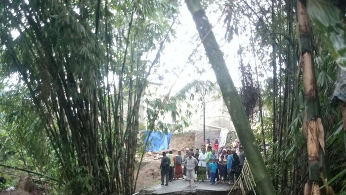 Jembatan ambruk di Desa Ciwalen, Cianjur