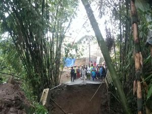 Jembatan Penghubung Antar Kampung di Puncak Cianjur Ambruk