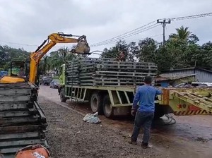 Gerak Cepat Bangun Jembatan Darurat Usai Jalan Lintas Jambi-Sumbar Amblas