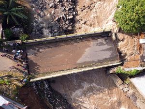 Jembatan di Puncak Bogor Putus Gegara Banjir Bandang
