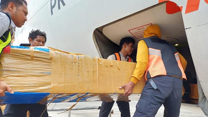 Jenazah 2 Pendaki yang Tewas di Carstenz Diterbangkan ke Jakarta Petugas memasukkan peti jenazah pendaki Puncak Carstensz Pyramid untuk diterbangkan menuju Jakarta di Bandara Mozes Kilangin Timika, Kabupaten Mimika, Provinsi Papua Tengah, Senin (3/3/2025). Dua jenazah bernama Elsa Laksono dan Lilie Wijayanti Poegiono yang meninggal saat perjalanan turun dari Puncak Carstenz Pyramid karena indikasi terkena gejala acute mountain sickness (AMS) diterbangkan ke Jakarta untuk dikebumikan. ANTARA FOTO/HO/Humas Polres Mimika/wpa/YU