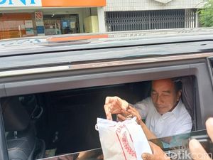Keliling Naik Mobil, Jokowi Bagi-bagi Beras dan Amplop ke Warga Solo