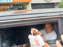 Keliling Naik Mobil, Jokowi Bagi-bagi Beras dan Amplop ke Warga Solo