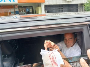 Keliling Naik Mobil, Jokowi Bagi-bagi Beras dan Amplop ke Warga Solo