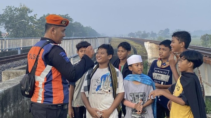 KAI Daop 8 Surabaya Larang Masyarakat Ngabuburit di Sekitar Jalur KA