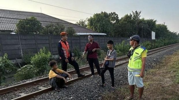 KAI Daop 8 Surabaya Larang Masyarakat Ngabuburit di Sekitar Jalur KA