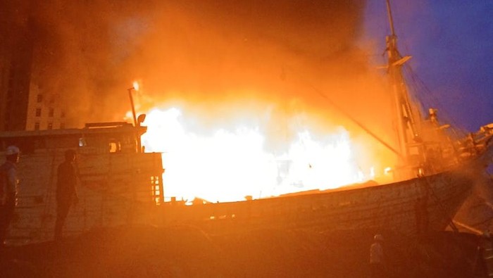 Kapal terbakar di Pelabuhan Rakyat, Ancol, Jakarta Utara, pada Senin (3/3/2025) sekitar pukul 18.13 WIB.