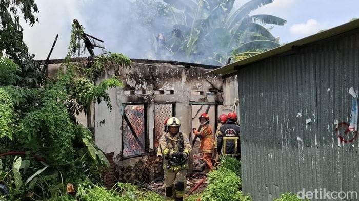 kebakaran rumah di banyu urip surabaya