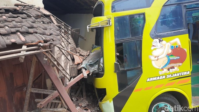 Kejadian kecelakaan bus di jalan Tayu-Pati wilayah Desa Waturoyo Kecamatan Margoyoso, Senin (3/3/2025).