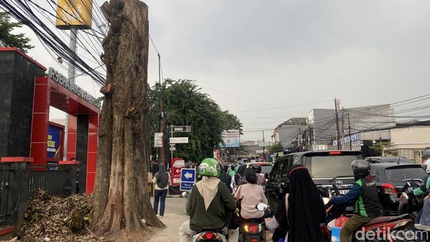 Kemacetan terjadi di Jalan Margonda Raya, Kota Depok, Jawa Barat sore ini. Kemacetan terjadi lantaran peningkatan volume kendaraan nan melintas. (Devi P/)