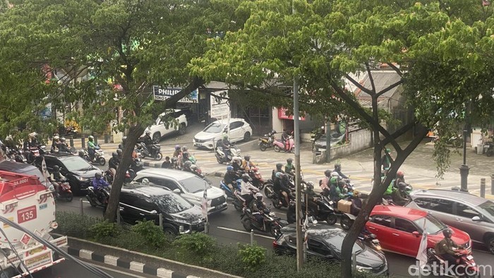 Kemacetan terjadi di Jalan Margonda Raya, Kota Depok, Jawa Barat sore ini. Kemacetan terjadi karena peningkatan volume kendaraan yang melintas. (Devi P/detikcom)