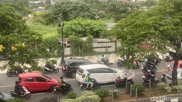 Kemacetan terjadi di Jalan Margonda Raya, Kota Depok, Jawa Barat sore ini. Kemacetan terjadi lantaran peningkatan volume kendaraan nan melintas. (Devi P/)