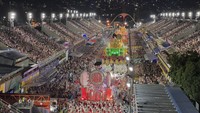 Jutaan orang berkumpul di Sambadrome untuk merayakan karnaval di Rio de Janeiro, Brasil, Minggu (2/3/2025). AP Photo/Lucas Dumphreys
