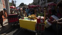 Terdapat juga pedagang-pedagang makanan dan minuman di jalanan sekitar. AP Photo/Bruna Prado
