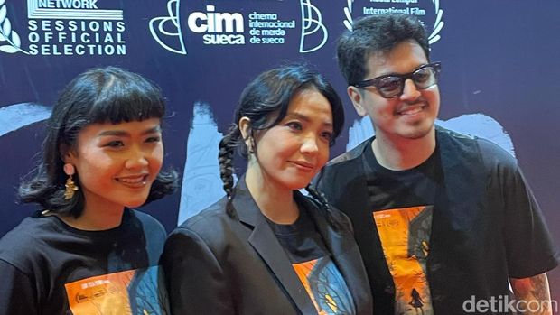 Kevin Julio (kanan) dan Imelda Therinne (tengah).