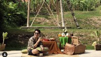 Terlepas dari hal tersebut, Kevin suka membagikan keseruannya saat makan. Salah satunya saat menikmati sarapan sambil piknik di rerumputan hijau di Plataran Canggu, Bali. Foto: Instagram @kevinjulio1993