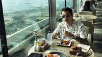 Tidak hanya sarapan sambil piknik, tetapi pria kelahiran 1993 itu juga menikmati makanan enak saat sarapan di hotel Marina Bay Sands, Singapura. Foto: Instagram @kevinjulio1993
