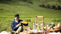 Pemain sinetron Ganteng-Ganteng Serigala itu juga sempat sarapan sambil piknik di Bromo Tengger Semeru. Ada sandwich hingga jus jeruk tersaji di mejanya. Foto: Instagram @kevinjulio1993