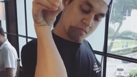 Seru! Ini momen ketika artis keturunan Jawa Belanda itu menikmati sarapan di restoran. Begini posenya saat menikmati sarapan sambil bergaya ala Salt Bae. Foto: Instagram @kevinjulio1993