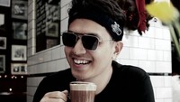 Selain sarapan, banyak juga momen ketika kekasih Imelda itu menikmati minuman di kafe. Ia nongkrong di kafe sambil menikmati segelas cokelat. Foto: Instagram @kevinjulio1993