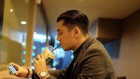 “Coffee Time” tulisnya dalam keterangan foto. Tahun 2016 lalu, aktor Indonesia itu sempat bergaya di kafe sambil minum segelas es kopi. Foto: Instagram @kevinjulio1993