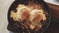 Selain es cokelat, pria 31 tahun itu juga mencicipi dessert melted chocolate di kafe Union. Foto: Instagram @kevinjulio1993