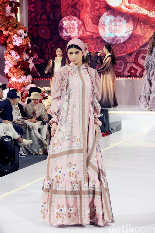 Fashion show koleksi baju Lebaran 2025 dari brand Shella Saukia di Main Atrium Gandaria City, Jakarta Selatan. Rabu [26/2/2025]. Sehlla menghadirkan dress motif floral, arsitektur bangunan Timur Tengah hingga signature monogram SS dengan menggunakan bahan organza print, bordir dan detail payet. Foto: Mohammad Abduh/detikcom