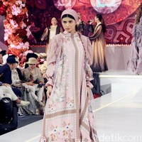 Fashion show koleksi baju Lebaran 2025 dari brand Shella Saukia di Main Atrium Gandaria City, Jakarta Selatan. Rabu [26/2/2025]. Sehlla menghadirkan dress motif floral, arsitektur bangunan Timur Tengah hingga signature monogram SS dengan menggunakan bahan organza print, bordir dan detail payet. Foto: Mohammad Abduh/detikcom
