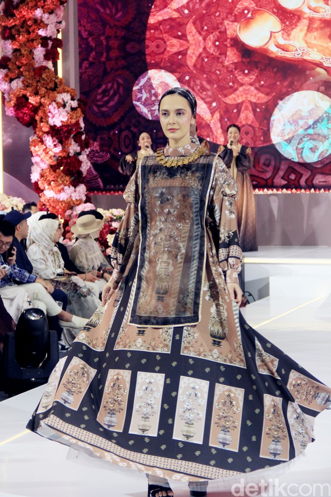 Fashion show koleksi baju Lebaran 2025 dari brand Shella Saukia di Main Atrium Gandaria City, Jakarta Selatan. Rabu [26/2/2025]. Sehlla menghadirkan dress motif floral, arsitektur bangunan Timur Tengah hingga signature monogram SS dengan menggunakan bahan organza print, bordir dan detail payet. Foto: Mohammad Abduh/detikcom