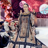 Fashion show koleksi baju Lebaran 2025 dari brand Shella Saukia di Main Atrium Gandaria City, Jakarta Selatan. Rabu [26/2/2025]. Sehlla menghadirkan dress motif floral, arsitektur bangunan Timur Tengah hingga signature monogram SS dengan menggunakan bahan organza print, bordir dan detail payet. Foto: Mohammad Abduh/detikcom