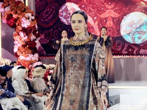 10 Koleksi Baju Lebaran Shella Saukia, Dress Motif Bunga Hingga Monogram